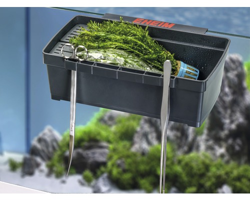 EHEIM Logo auf einem Behälter mit Aquariumpflanzen und Werkzeugen für die Aquariumpflege