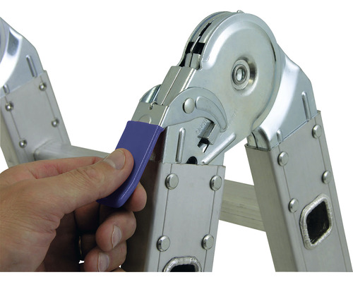 Detailansicht einer Mehrzweckleiter mit Hand, die eine Verriegelung bedient