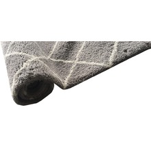 Gerollter grauer Teppich mit geometrischem Muster