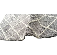 Grauer Teppich mit Rautenmuster