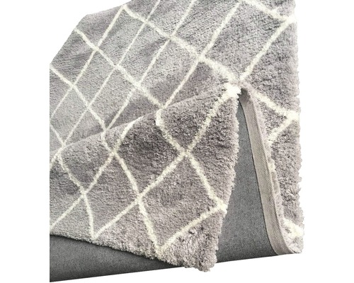 Grauer Teppich mit Rautenmuster