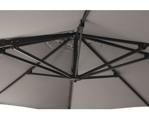 Unteransicht eines geöffneten Sonnenschirms mit Metallgestell