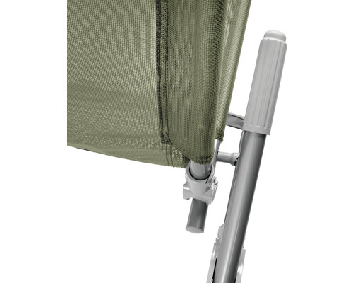 Detailansicht eines Liegestuhls mit Textilbespannung und Metallgestell