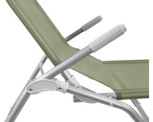 Detailansicht eines Gartenstuhls mit Metallrahmen und Textilbespannung.