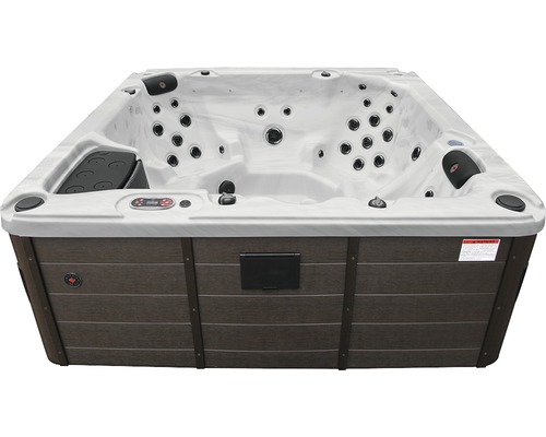 Whirlpool mit Holzverkleidung und mehreren Düsen