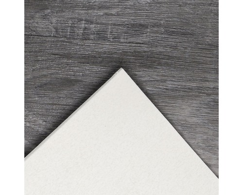 Weiße Deckenplatte auf Holzuntergrund