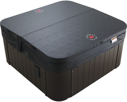 Abgedeckter Whirlpool mit Holzverkleidung