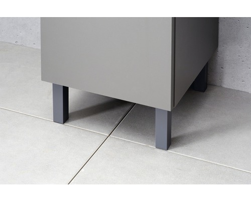 Detailansicht eines Badezimmerschranks mit Füßen