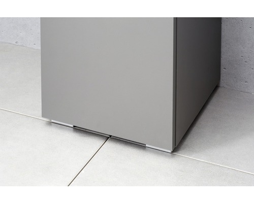 Detailansicht eines Badezimmerschranks auf Fliesenboden