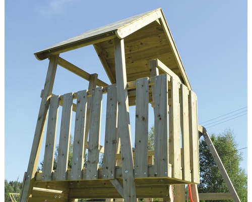 Detailansicht eines Holzspielturms mit Dach und Geländer