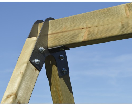 Detailansicht einer Holzschaukel mit Metallverbindungsstücken und Schrauben