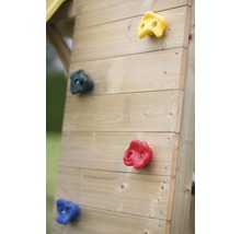 Kletterwand aus Holz mit bunten Klettergriffen