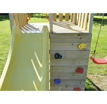 Detailansicht eines Spielturms mit Rutsche, Kletterwand und Schaukel