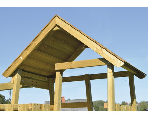 Detailansicht eines Spielturms mit Holzdachkonstruktion.