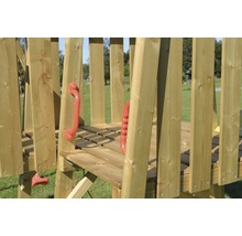 Detailansicht eines Spielturms aus Holz mit roten Griffen.