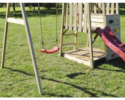 Spielplatz mit Schaukel, Kletterwand und Rutsche aus Holz im Garten.