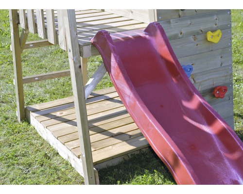 Detailansicht eines Spielturms mit roter Rutsche und Kletterwand