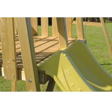 Detailansicht einer Kinderrutsche aus Holz mit gelber Kunststoffrutsche.