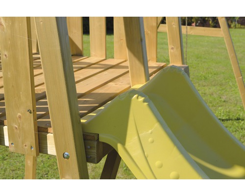 Detailansicht einer Kinderrutsche aus Holz mit gelber Kunststoffrutsche.