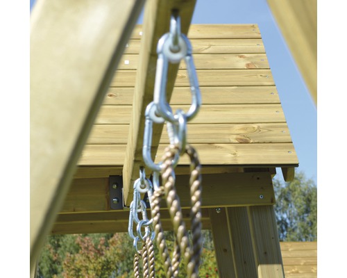 Detailansicht eines Spielturms mit Seilen und Karabinerhaken