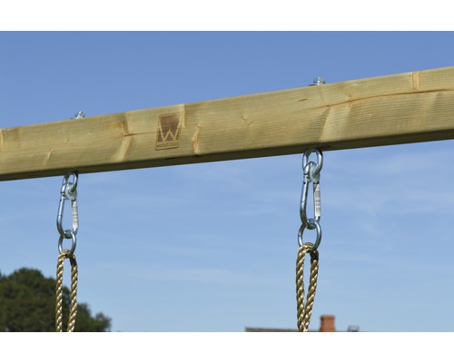 Detailansicht eines Holzschaukelgerüsts mit Karabinerhaken und Seil