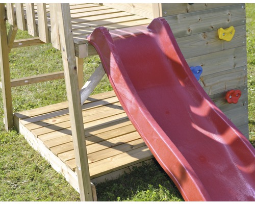 Detailansicht eines Spielturms mit Rutsche und Kletterwand