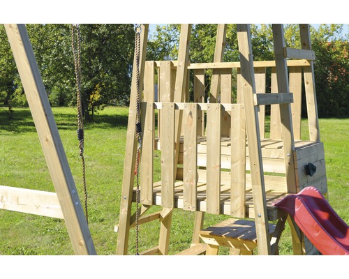 Detailansicht eines Spielturms aus Holz mit Schaukel und Rutsche für den Garten.