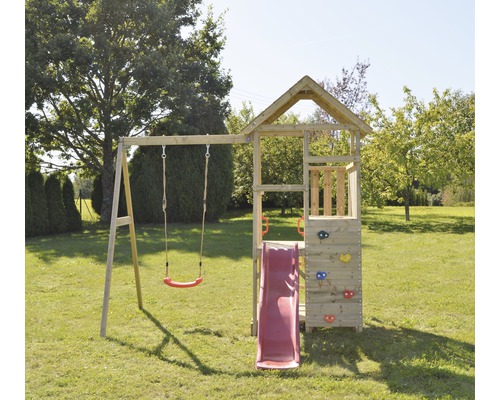 Holzspielturm mit Schaukel, Rutsche und Kletterwand im Garten