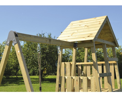 Detailansicht eines Spielturms aus Holz mit Schaukel