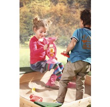 Kinder spielen mit Sandspielzeug in einem Sandkasten.