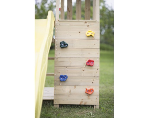 Kletterwand mit Griffen an einem Spielturm
