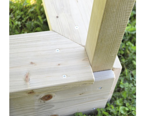 Detailansicht einer Holzkonstruktion mit Schrauben