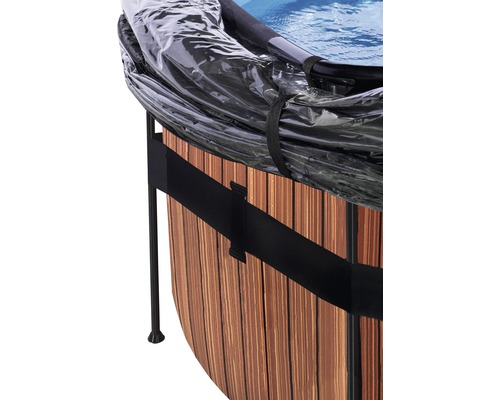 Detailansicht eines mit einer transparenten Folie abgedeckten Outdoor Whirlpools mit Holzverkleidung und schwarzem Rahmen