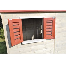 Detailansicht Fenster mit Fensterläden an einem Holzspielhaus