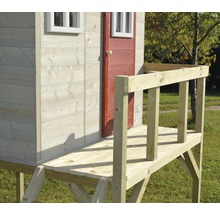 Detailansicht eines Holzspielhauses mit roter Tür und kleinem Balkon