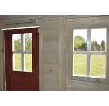 Detailansicht eines Spielhauses mit Tür und Fenster aus Holz