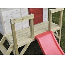 Detailansicht eines Spielhauses aus Holz mit Rutsche und Geländer