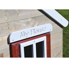 Detailansicht eines Holzspielhauses mit rotem Fensterrahmen und dem Schriftzug ''My House''.