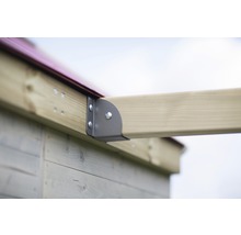Detailansicht einer Eckverbindung aus Metall an einem Holzgebäude