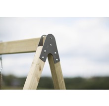 Detailansicht einer Holzschaukel mit Metallverbindungselementen