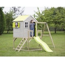 Spielhaus mit Rutsche und Schaukel im Garten mit Kindern