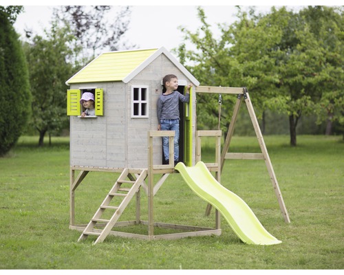 Spielhaus mit Rutsche und Schaukel im Garten mit Kindern