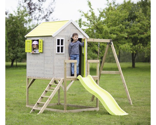 Kinderspielhaus mit Rutsche und Schaukel im Garten