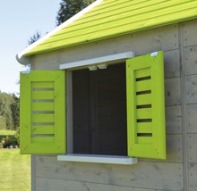 Detailansicht eines Holzspielhauses mit Fenster und Fensterläden