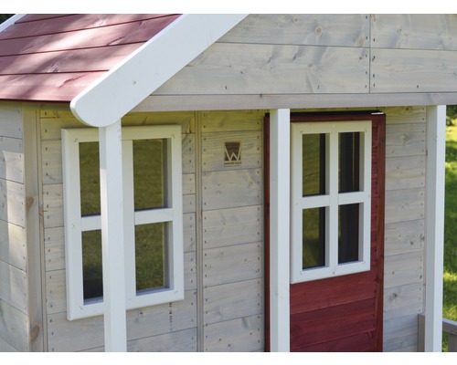 Detailansicht eines Holzspielhauses mit Fenstern und Holztür