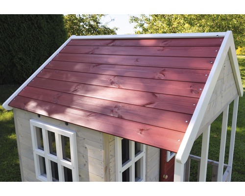 Detailansicht eines Spielhauses mit Fenster und einem Dach aus Holz
