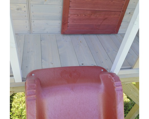 Detailansicht einer Kinderrutsche mit Holzboden und Holzwand