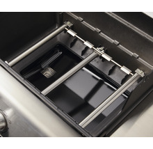 Innenansicht eines Gasgrills mit Brennern und Auffangschale