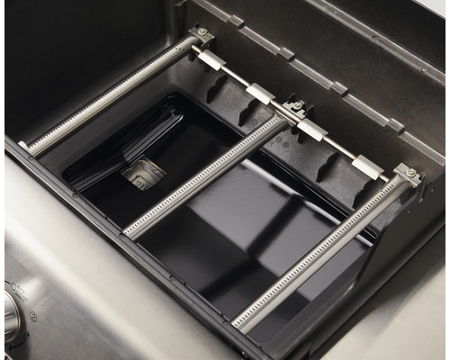 Innenansicht eines Gasgrills mit Brennern und Auffangschale