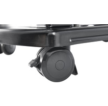 Detailaufnahme eines Transportwagens mit Rollen und Feststellbremse